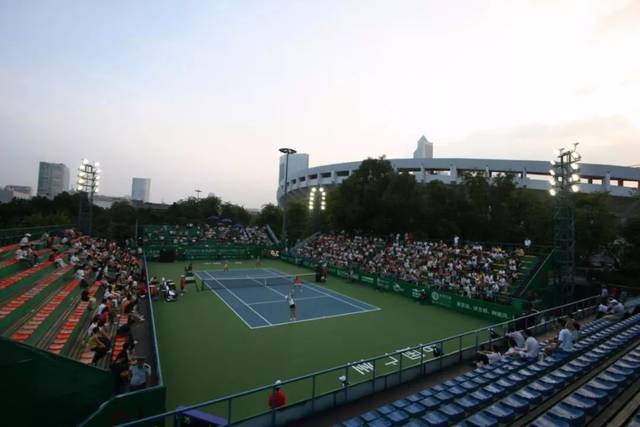 人流下了激 人流下了激